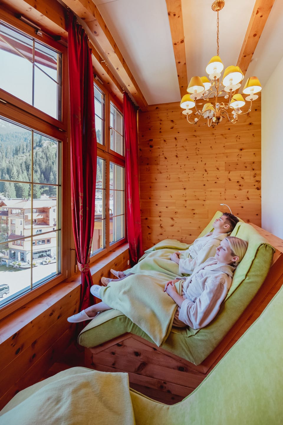Couples treatment rooms, sauna, hot tub, steam room, body treatments