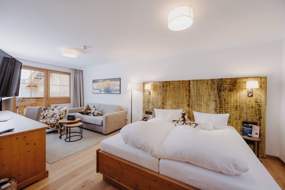 Suite (Bergzauber) | Hypo-allergenic bedding, Select Comfort beds, minibar, in-room safe