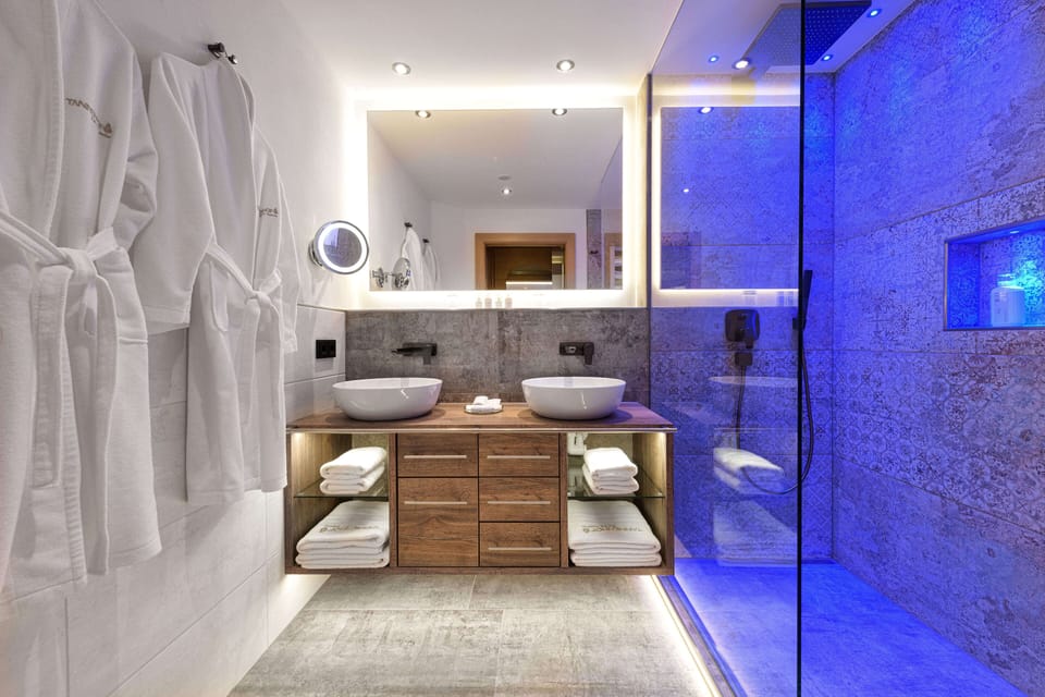 Deluxe Studio Suite, 1 Bedroom, Balcony (Salzburg Deluxe) | Bathroom | Free toiletries, hair dryer, bathrobes, slippers