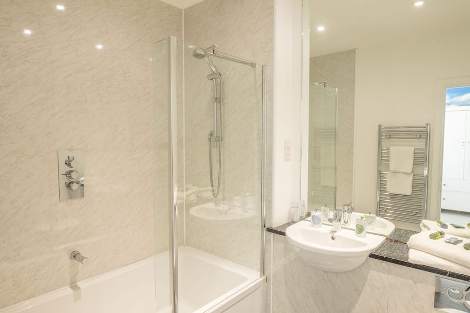 Double Room, Sea View | Bathroom | Shower, free toiletries, hair dryer, towels