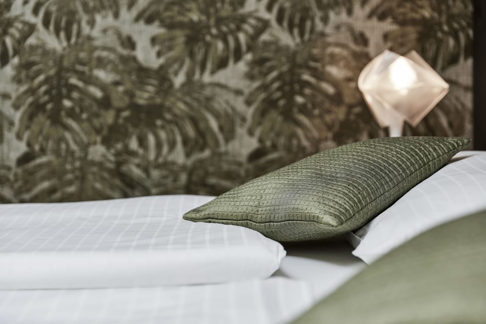 Comfort Double Room | In-room safe, desk, free WiFi, bed sheets