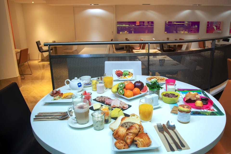 Daily buffet breakfast (CHF 33 per person)