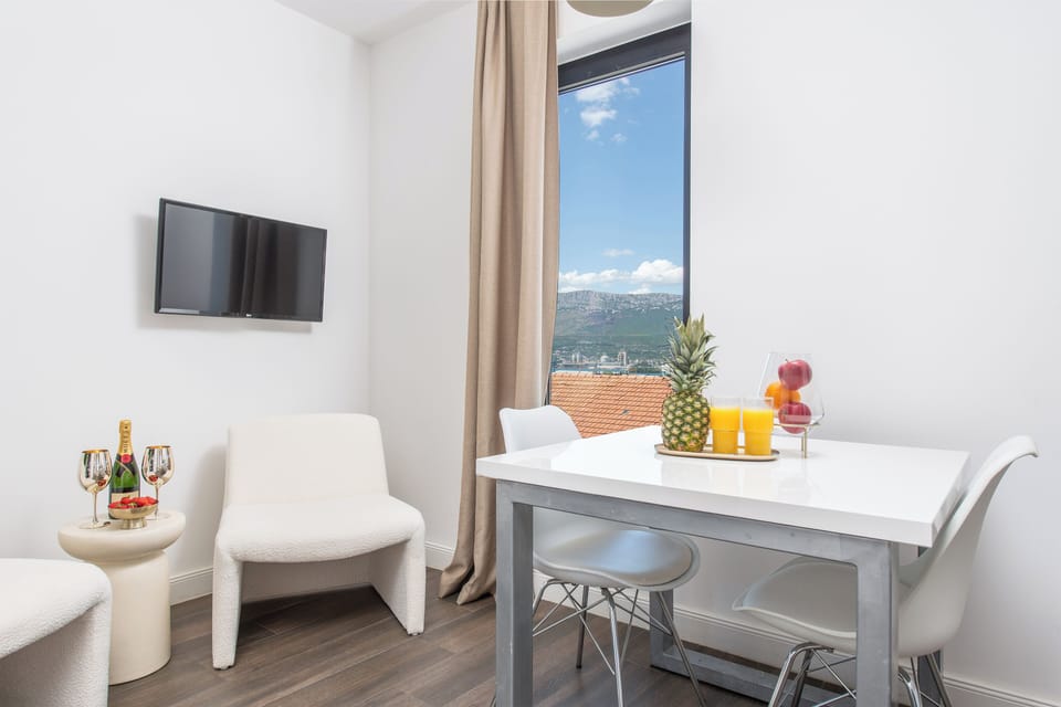 Deluxe Room | Blackout drapes, soundproofing, iron/ironing board (on request)