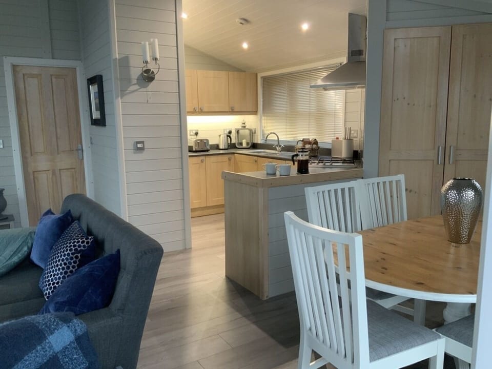 Cottage | Private kitchen | Fridge, microwave, oven, stovetop