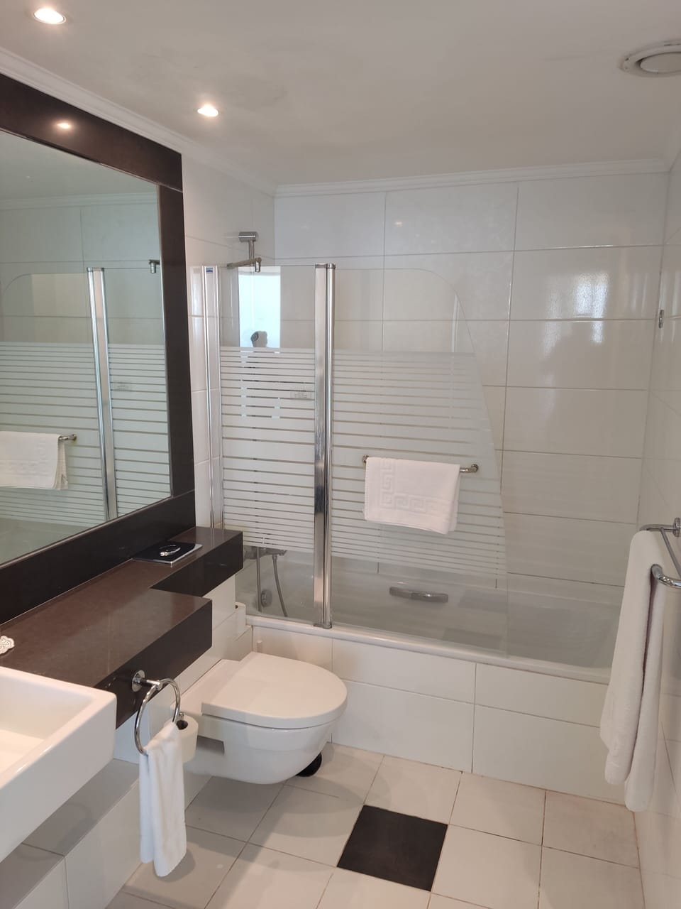 Combined shower/tub, deep soaking tub, free toiletries, hair dryer