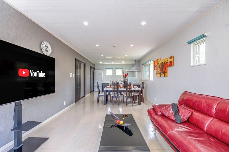 Private Vacation Home, Non Smoking | Living area | Flat-screen TV