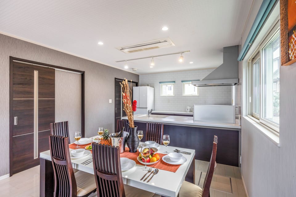 Private Vacation Home, Non Smoking | In-room dining
