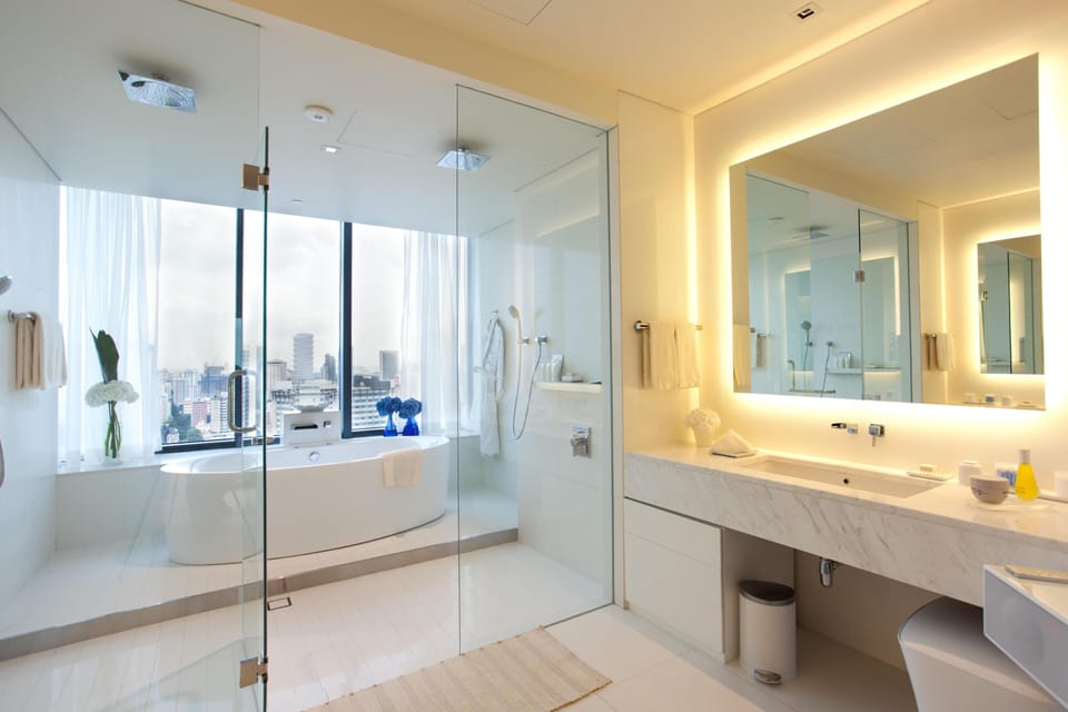 Shower, rainfall showerhead, free toiletries, hair dryer