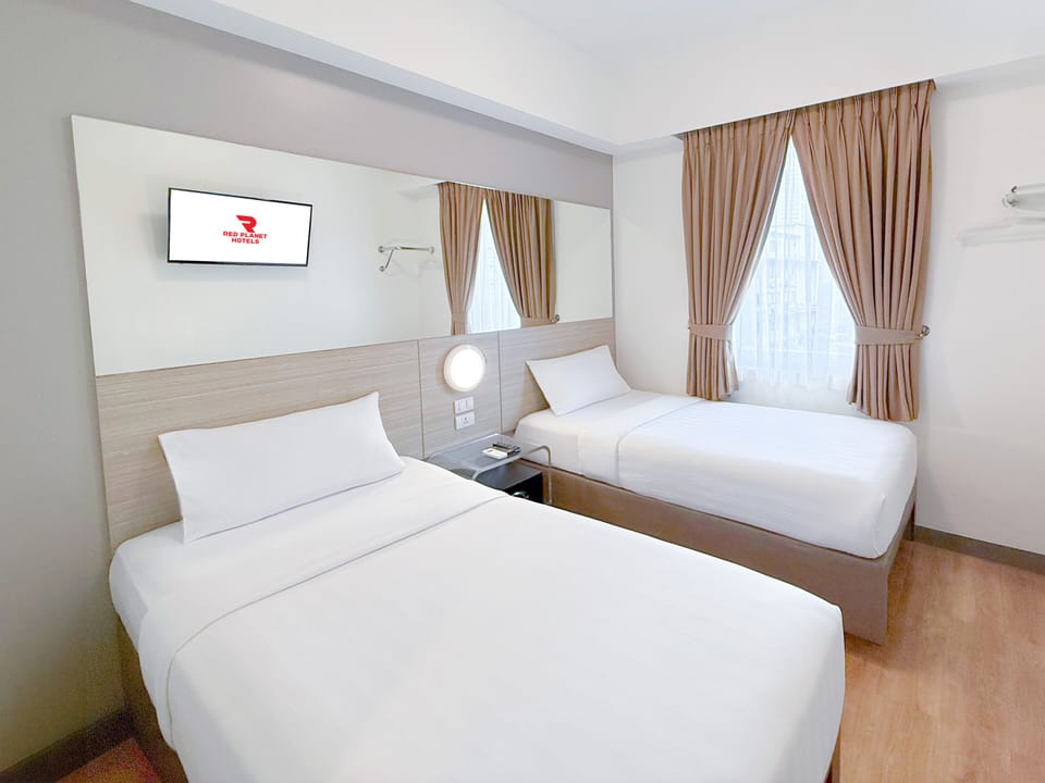 Premium bedding, in-room safe, blackout drapes, free WiFi