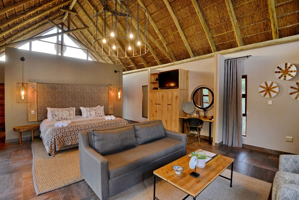 Luxury Suite, 1 King Bed, Hot Tub | 1 bedroom, minibar, in-room safe, desk