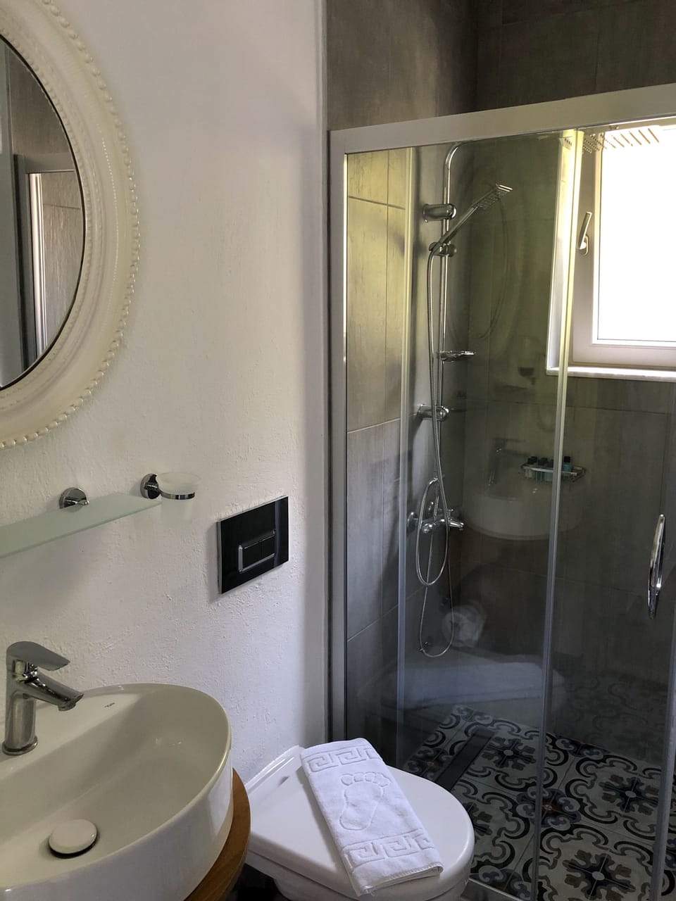 Shower, rainfall showerhead, free toiletries, hair dryer