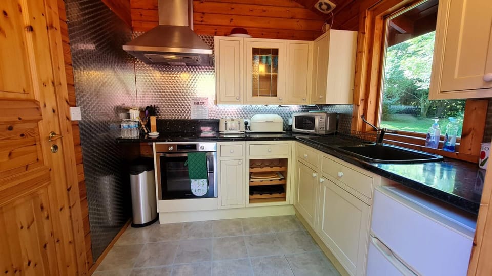 Cabin | Private kitchen | Fridge, microwave, oven, stovetop
