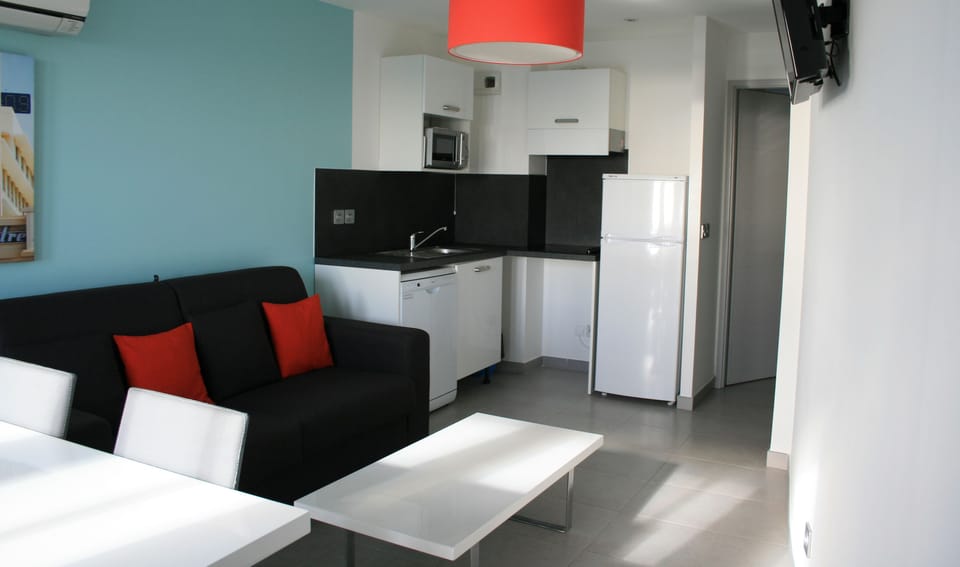 Apartment, 2 Bedrooms, Sea View | Private kitchen | Fridge, microwave, stovetop, dishwasher
