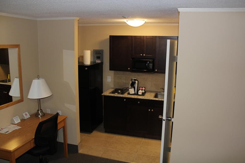 Coffee/tea maker, fridge, microwave