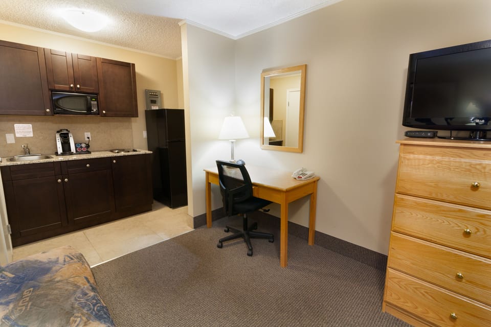 Standard Room, 2 Double Beds, Non Smoking, Kitchen (Pet Friendly) | Desk, laptop workspace, WiFi (free), bed sheets