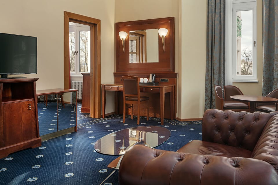 Double or Twin Room | Hypo-allergenic bedding, minibar, in-room safe, free WiFi