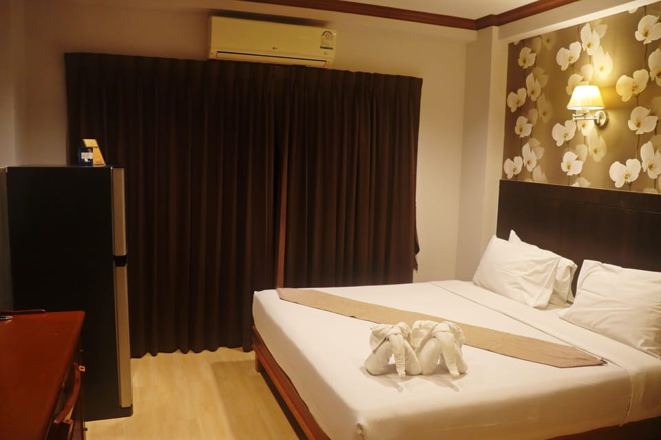 Suite Double Room | Minibar, blackout drapes, rollaway beds, free WiFi
