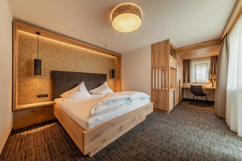 Exclusive Suite | Hypo-allergenic bedding available, in-room safe, blackout drapes
