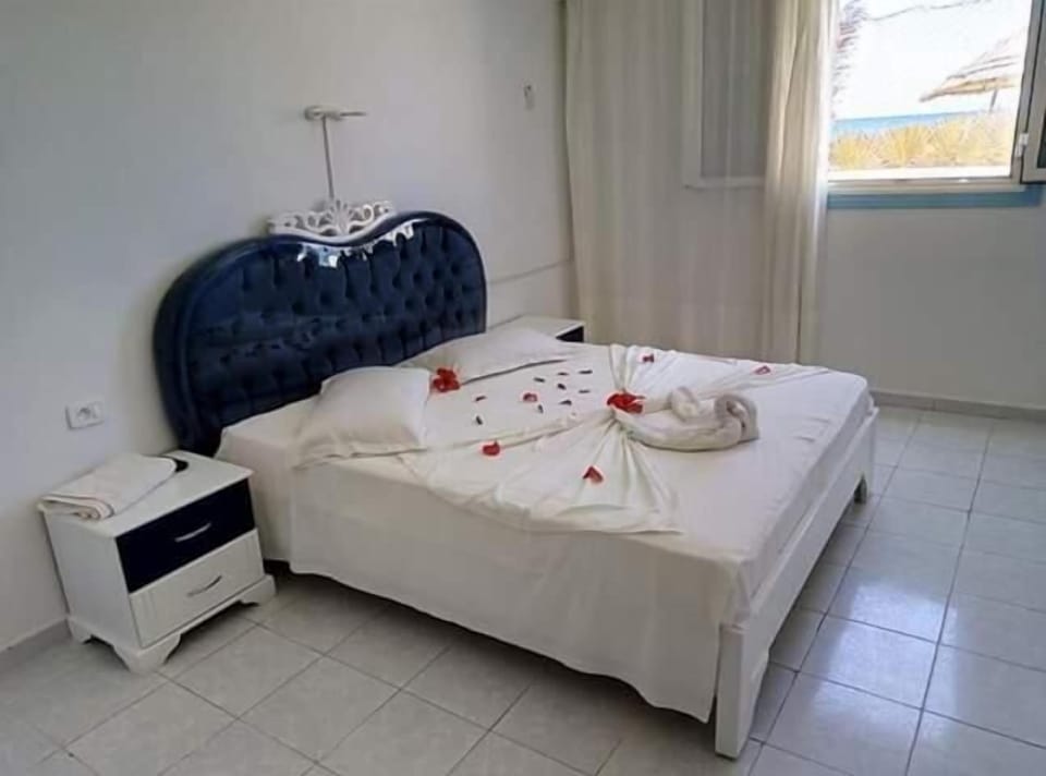 Premium bedding, desk, blackout drapes, rollaway beds