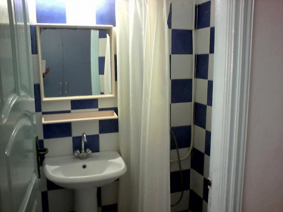 Triple Room | Bathroom | Shower, free toiletries, towels