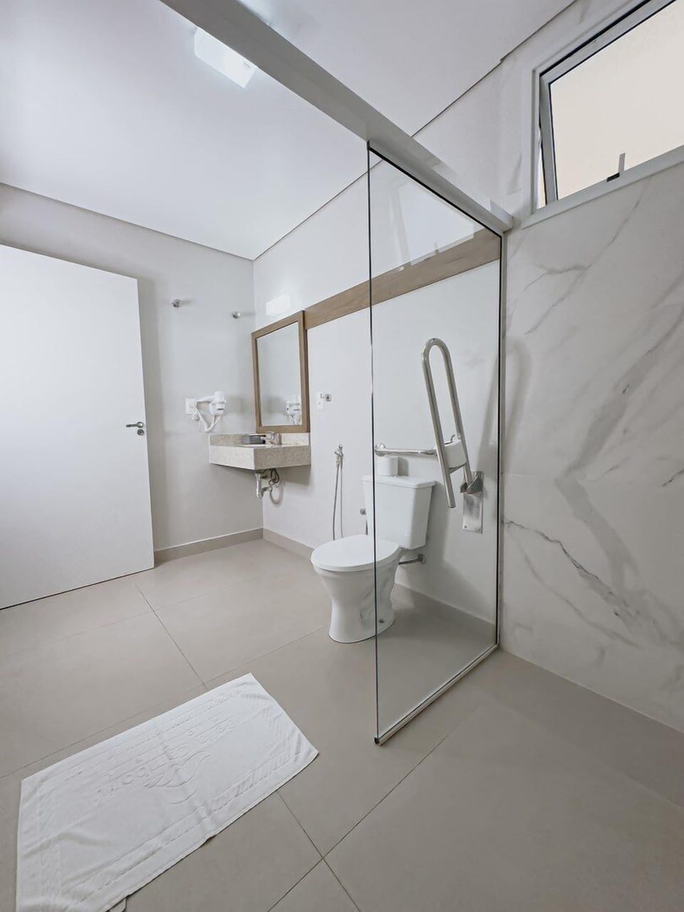 Quadruple Room, Mobility Accessible | Bathroom | Shower, hair dryer, bidet, towels