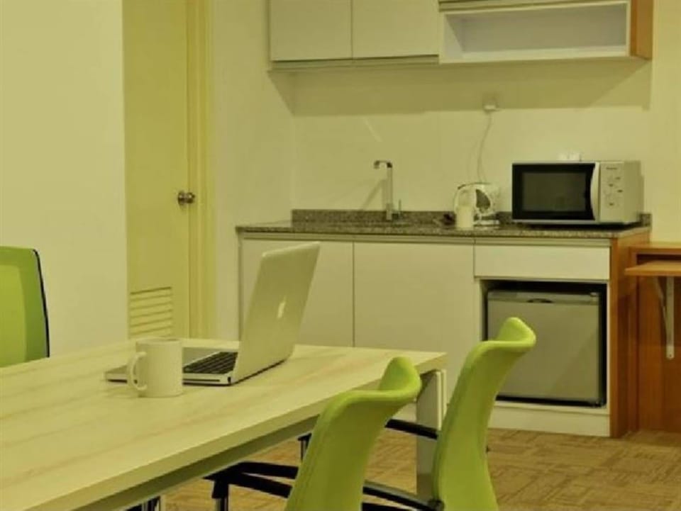 Deluxe Room | Private kitchen | Microwave, electric kettle