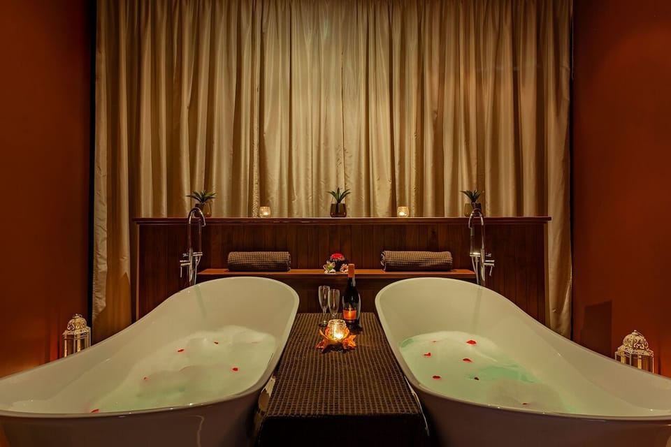 Couples treatment rooms, hot tub, body treatments, hydrotherapy
