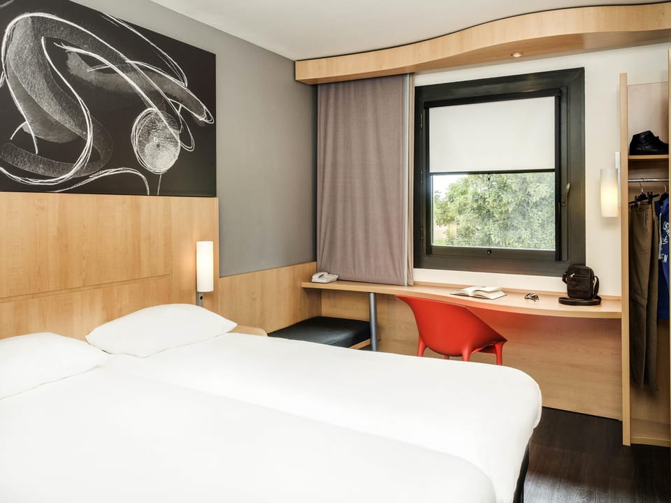 Desk, soundproofing, free WiFi, bed sheets