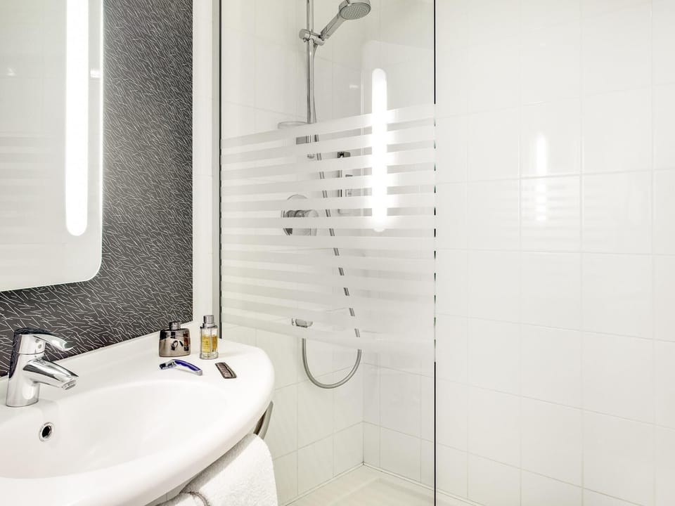 Desk, soundproofing, free WiFi, bed sheets