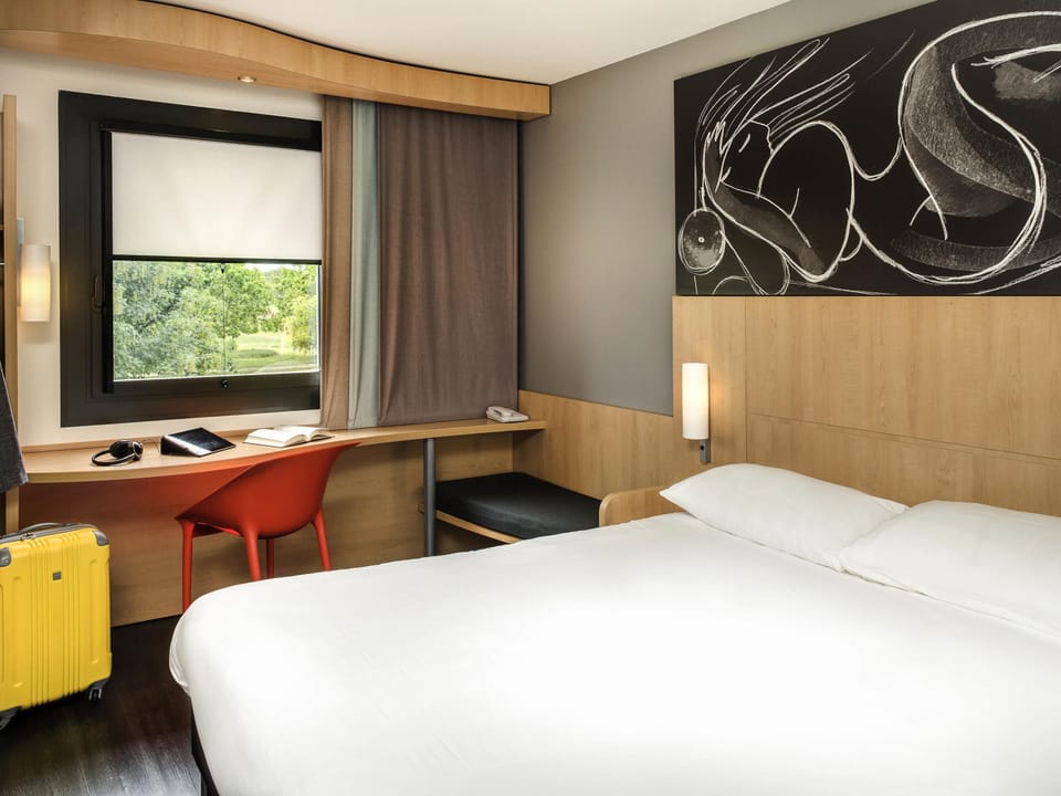 Standard Room, 1 Double Bed | Desk, soundproofing, free WiFi, bed sheets