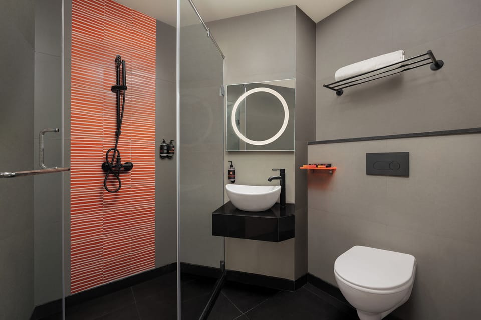 Luxe Queen Room | Bathroom | Shower, rainfall showerhead, free toiletries, hair dryer (on request)