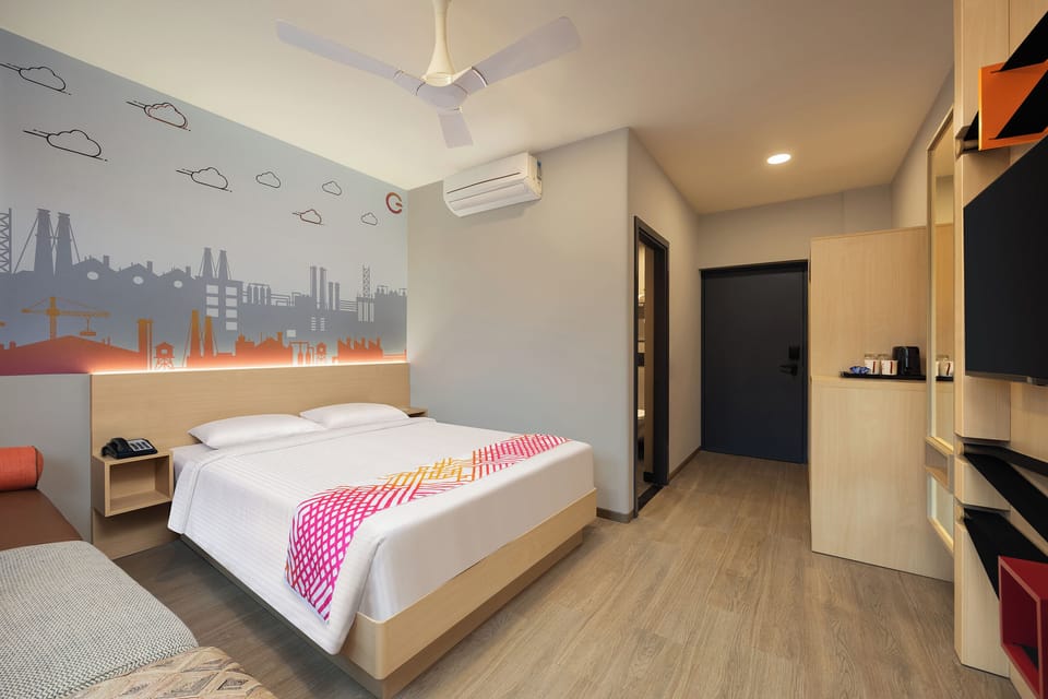 Luxe Queen Room | In-room safe, desk, iron/ironing board (on request), WiFi (free)
