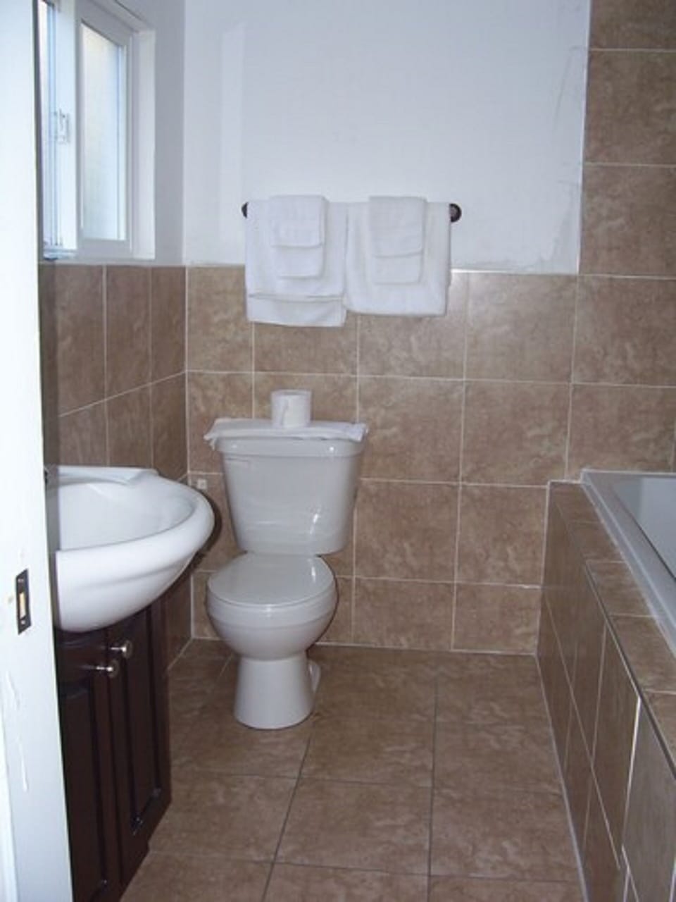 Combined shower/tub, free toiletries, towels