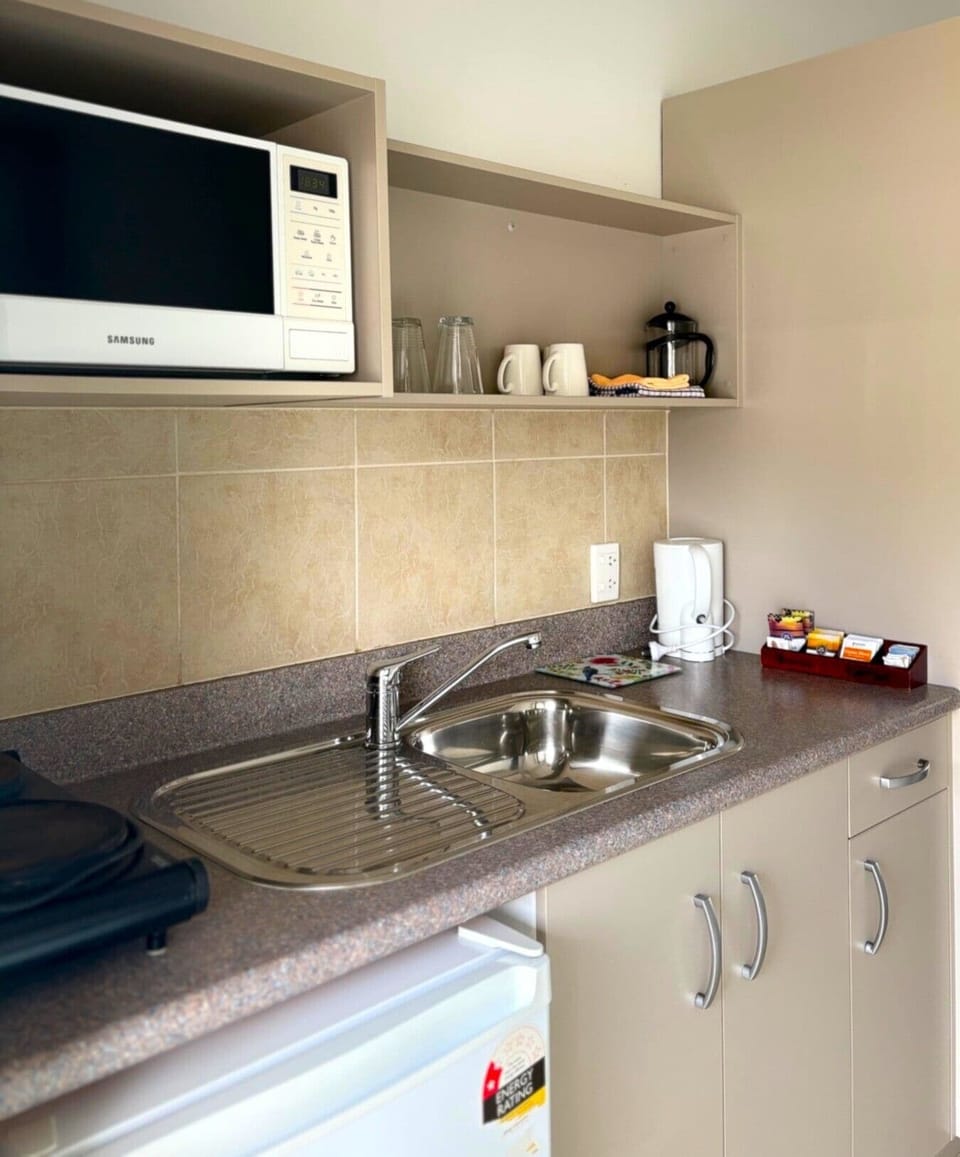 Standard Room | Private kitchenette | Coffee/tea maker, fridge, electric kettle