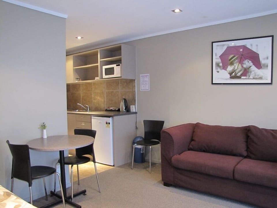 Studio Suite, 1 Bedroom | Living area | Flat-screen TV
