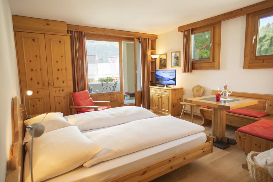 Minibar, WiFi (free), bed sheets