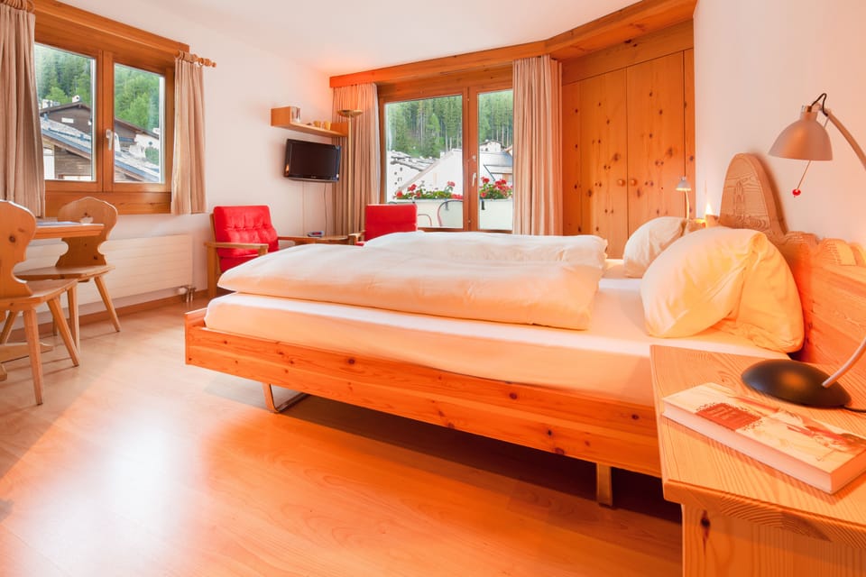 Classic Double Room, Balcony, Mountain View | Minibar, WiFi (free), bed sheets