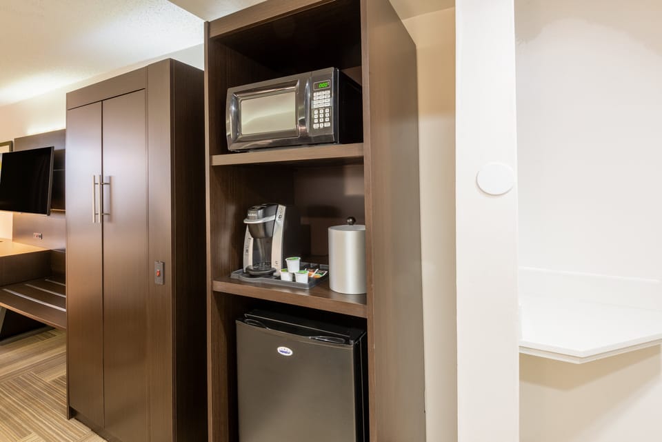 Standard Room, 2 Queen Beds | Room amenity