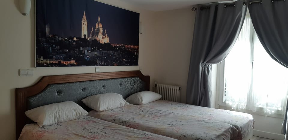 Triple Room | In-room safe, desk, blackout drapes, free WiFi