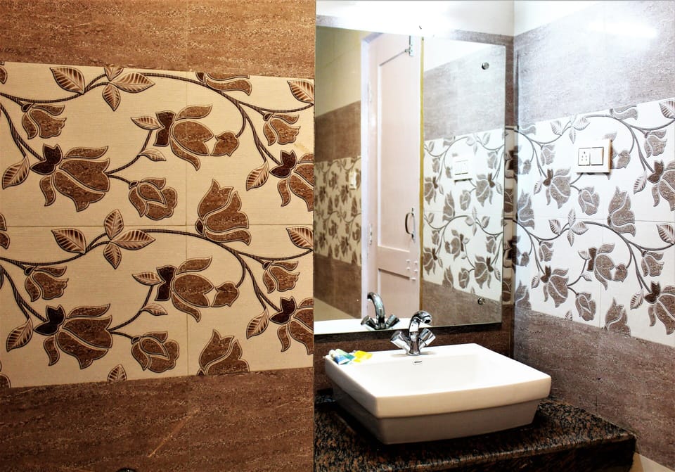 Deluxe Room | Bathroom | Shower, rainfall showerhead, free toiletries