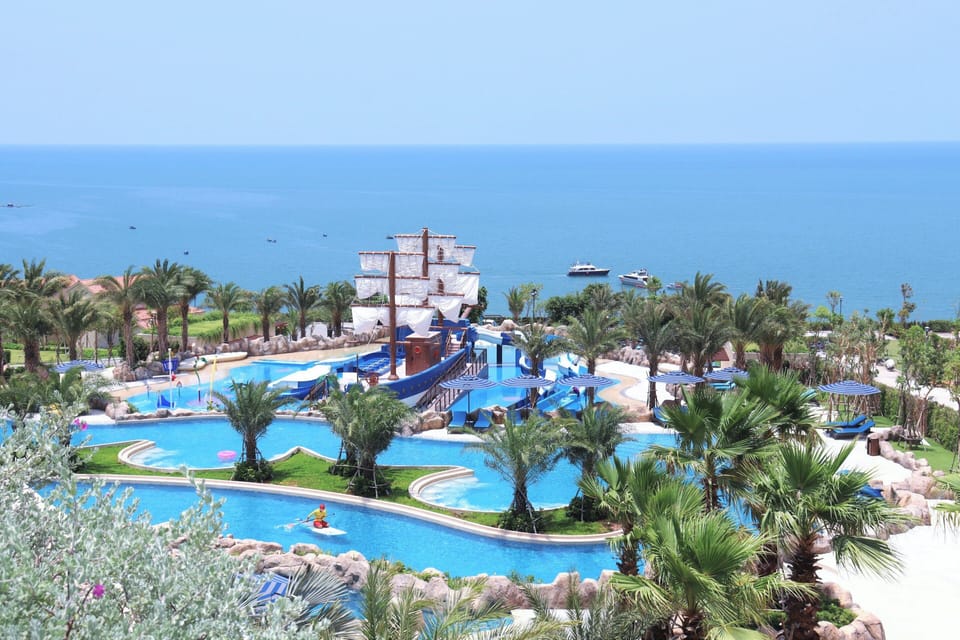 5 outdoor pools, open 6:00 AM to 8:00 PM, free cabanas, pool umbrellas