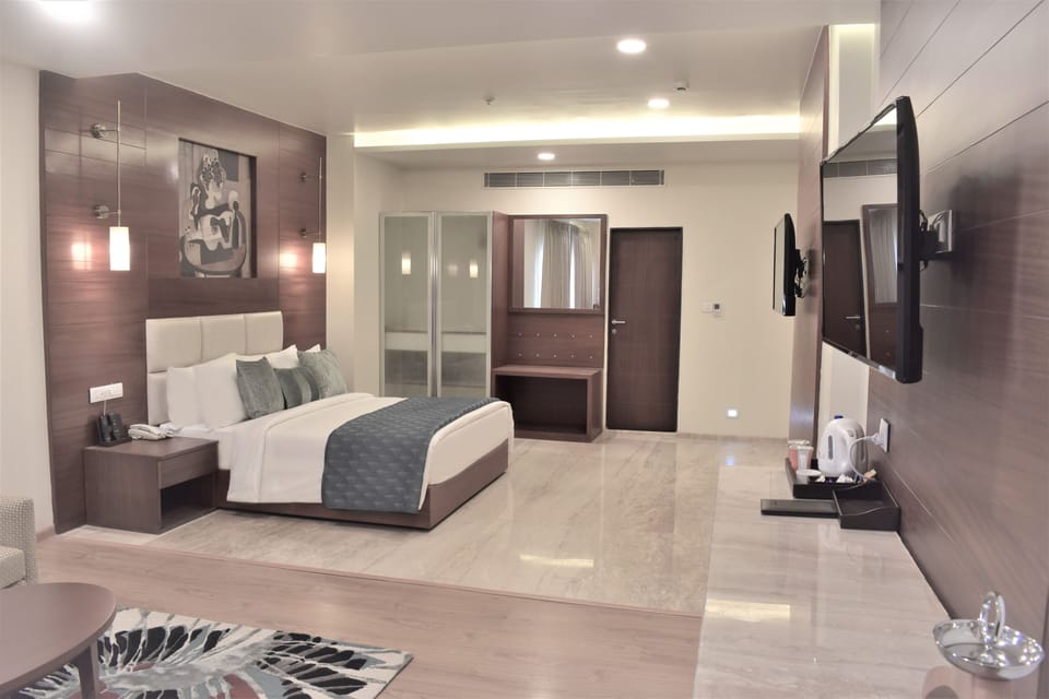 Suite (Executive Suite) | In-room safe, laptop workspace, soundproofing, free WiFi