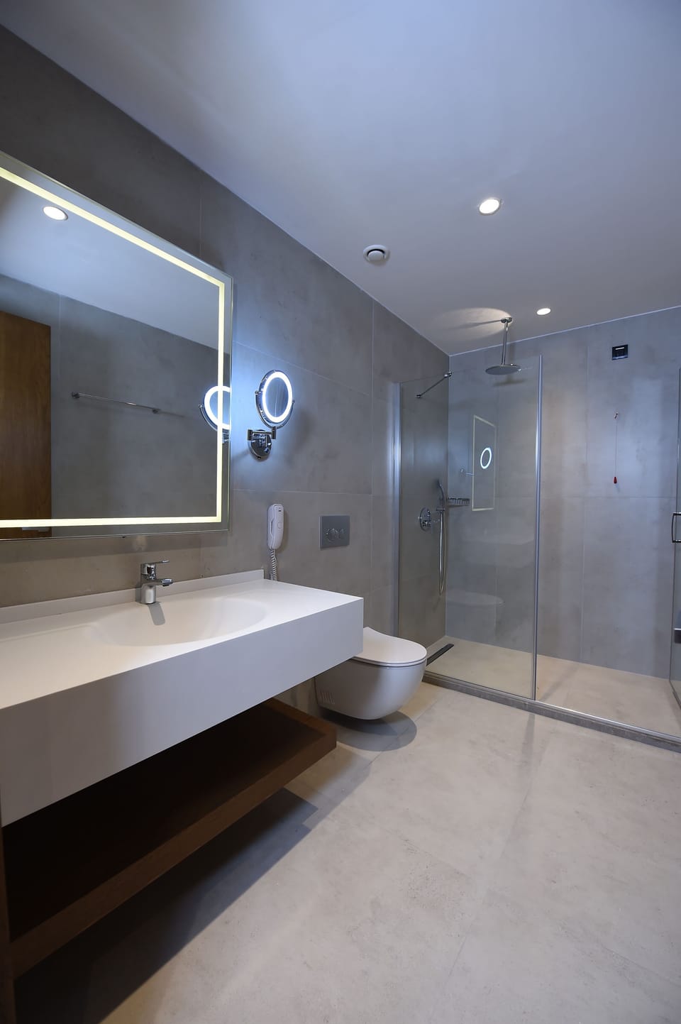 Shower, rainfall showerhead, free toiletries, hair dryer