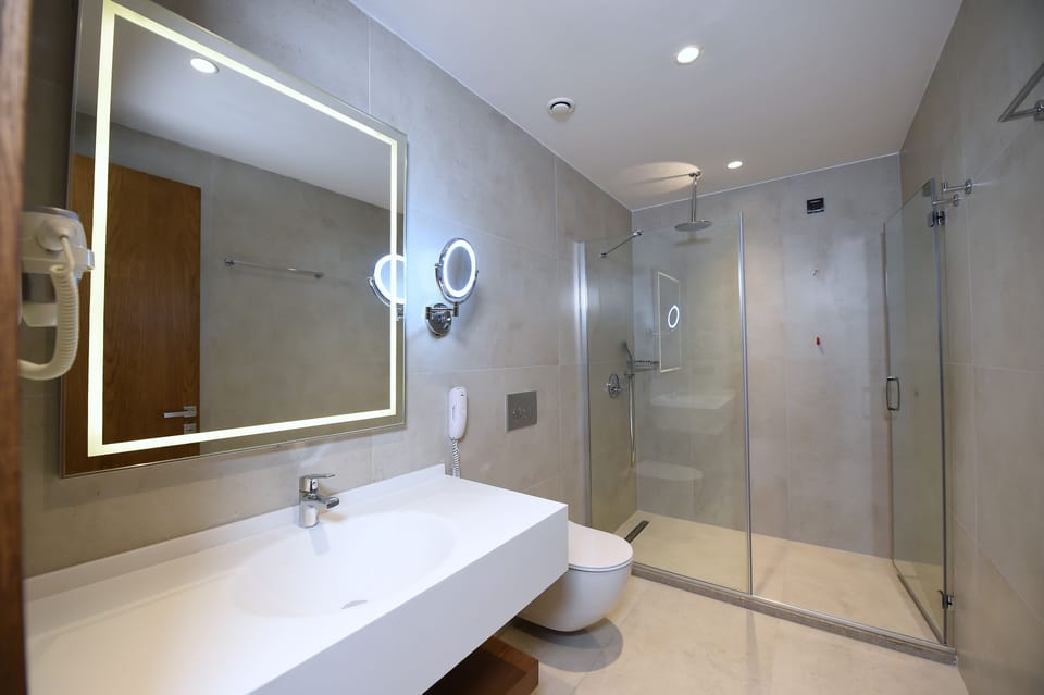 Shower, rainfall showerhead, free toiletries, hair dryer