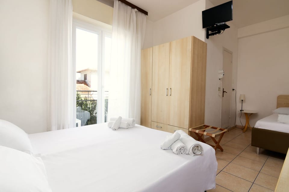Classic Triple Room | Free cribs/infant beds, free WiFi, bed sheets