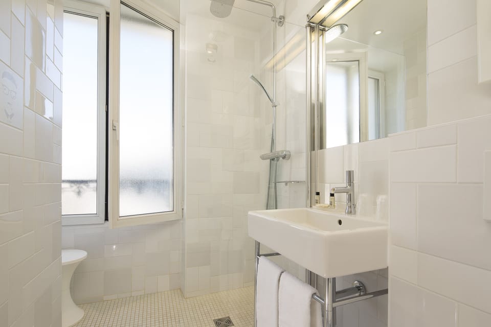 Superior Room | Bathroom | Shower, eco-friendly toiletries, hair dryer, towels