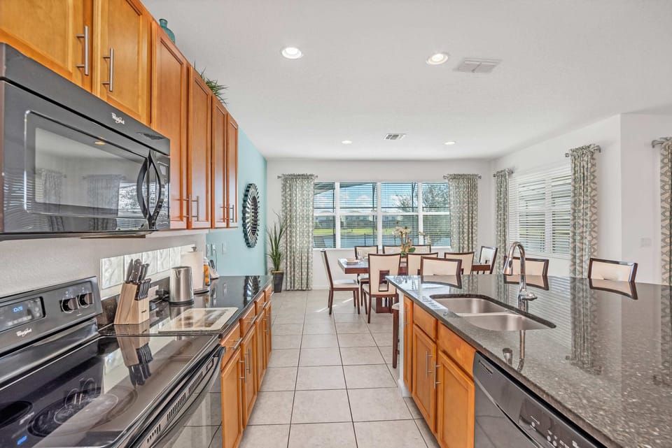 Apartment (6 Bedrooms) | Private kitchen | Fridge, microwave, oven, stovetop