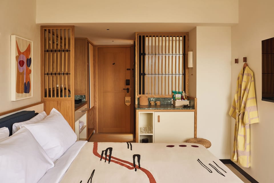 Room, 1 King Bed, Sea View | Premium bedding, minibar, in-room safe, laptop workspace