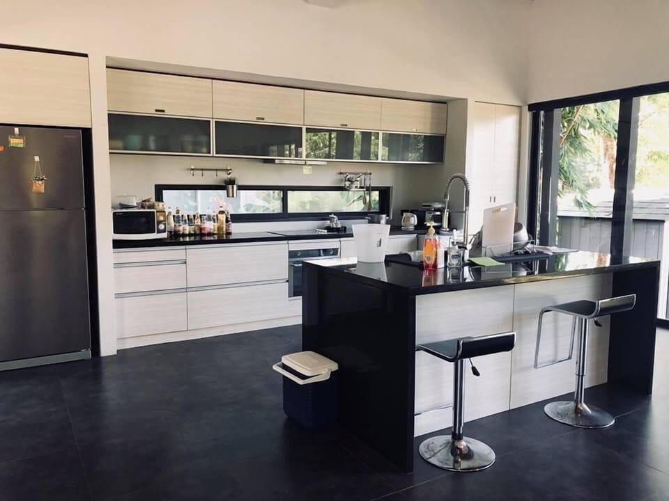 Family Villa | Private kitchen | Fridge, microwave, oven, electric kettle