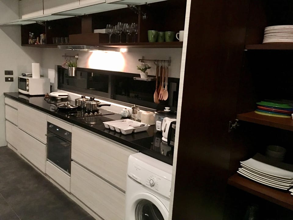 Family Villa | Private kitchenette | Fridge, microwave, oven, electric kettle